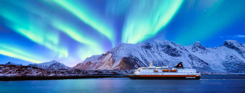 navire hurtigruten sous les aurores boréales